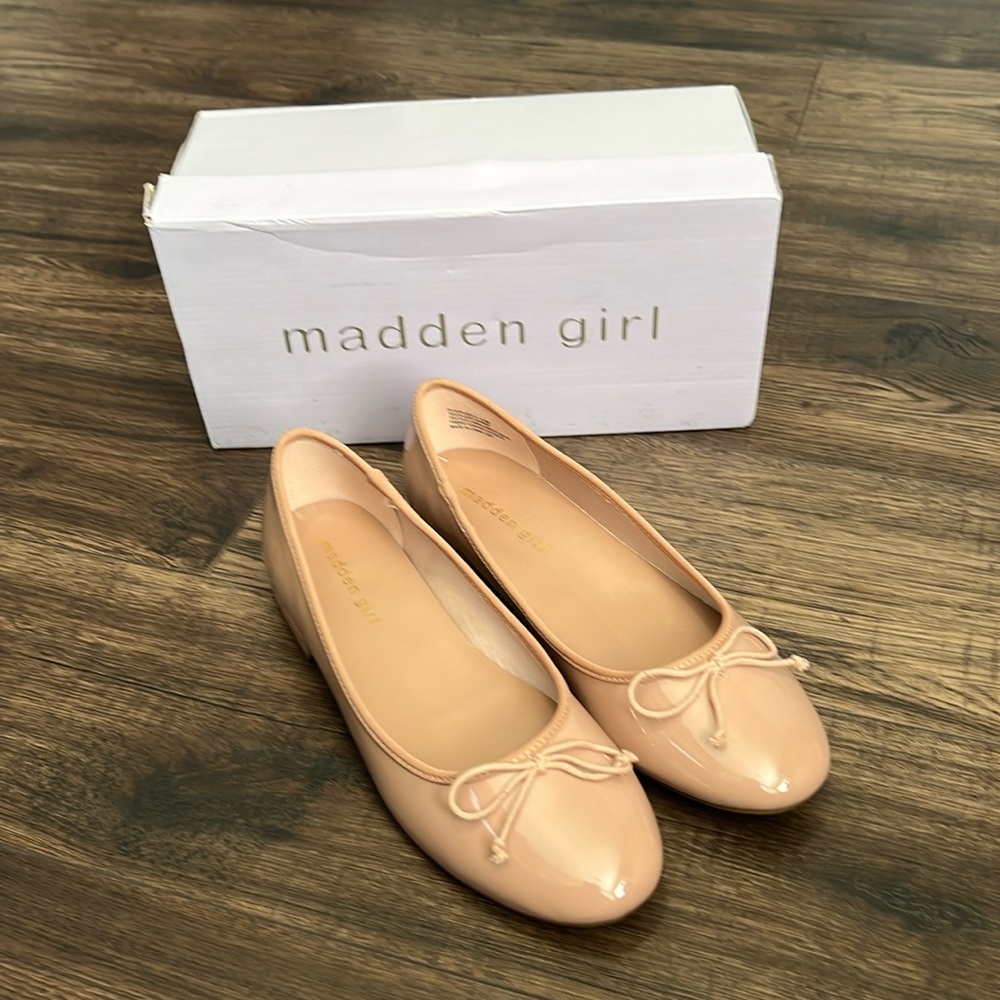 NIB Madden Girl Nude Patent Flats